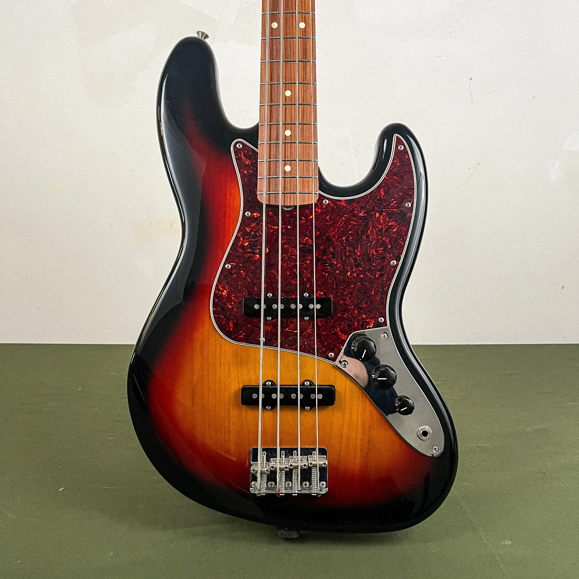 Fender Classic Series '60s 3-Tone Sunburst Jazz Bass Nitrocellulose Lacquer 2017