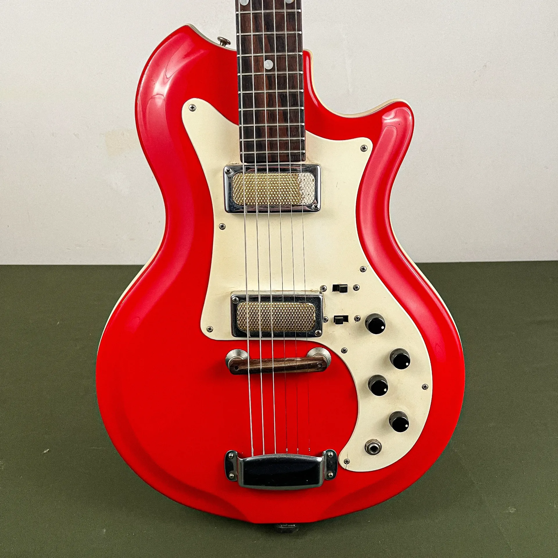 Airline Single Cutaway Red 3/4 1965