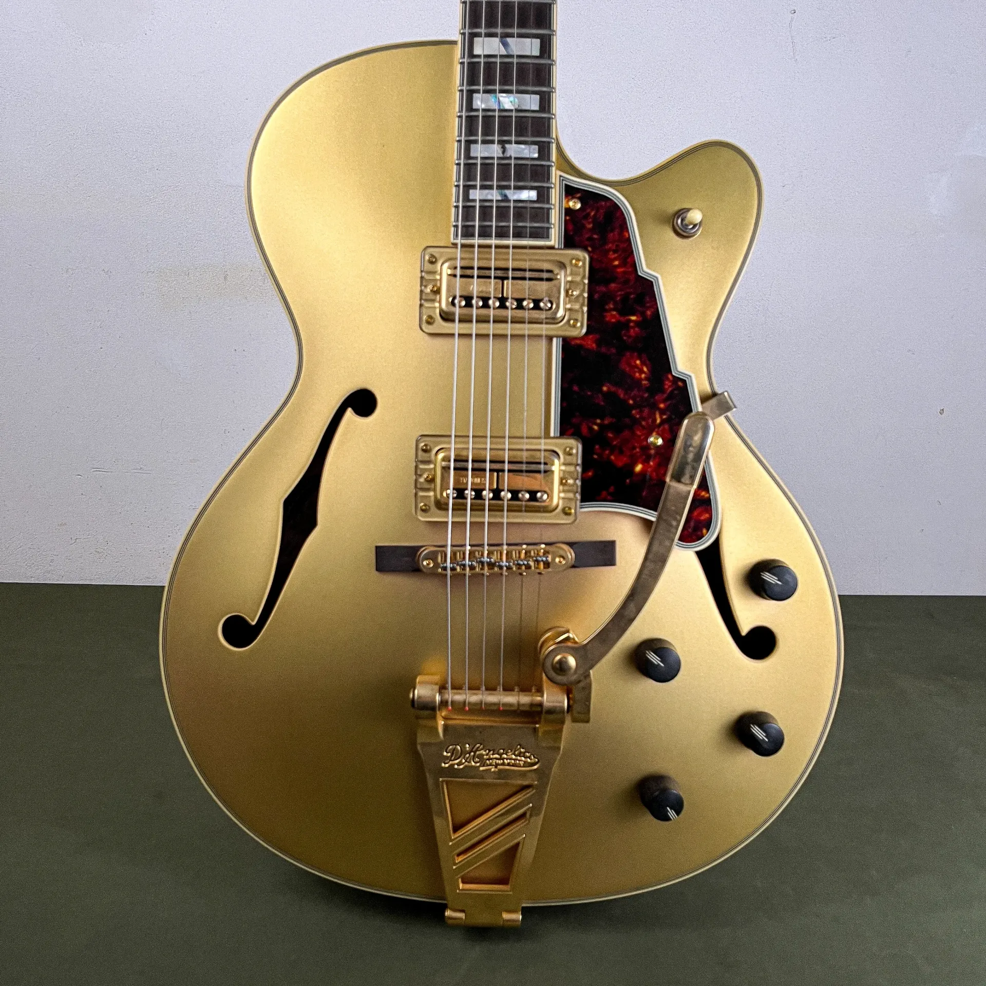 D'Angelico Deluxe 175 Gold Used